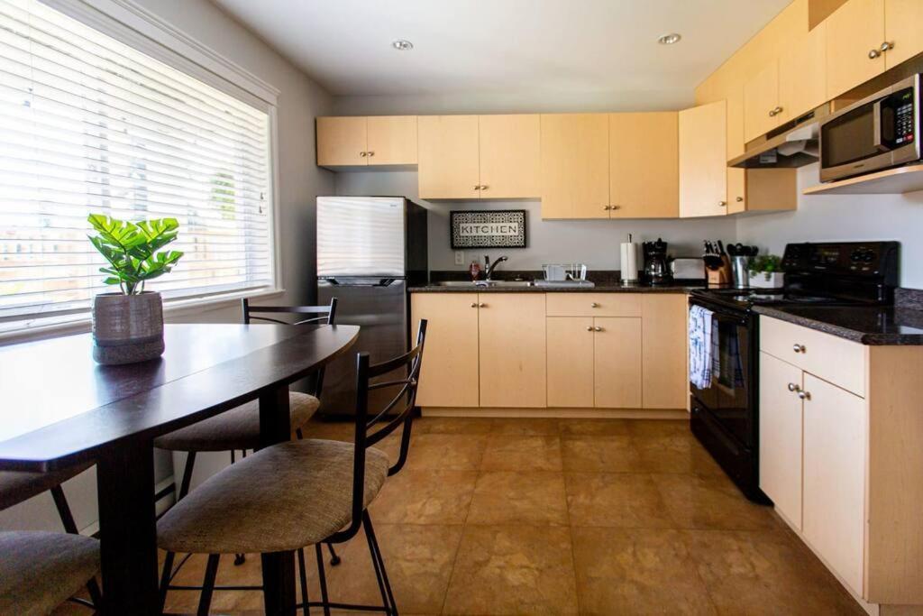 Beautiful & Cozy 1 Bedroom 1 Bath In The Westshore Виктория Экстерьер фото