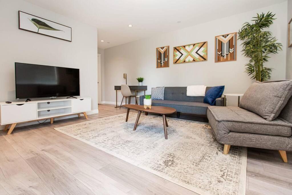 Beautiful & Cozy 1 Bedroom 1 Bath In The Westshore Виктория Экстерьер фото